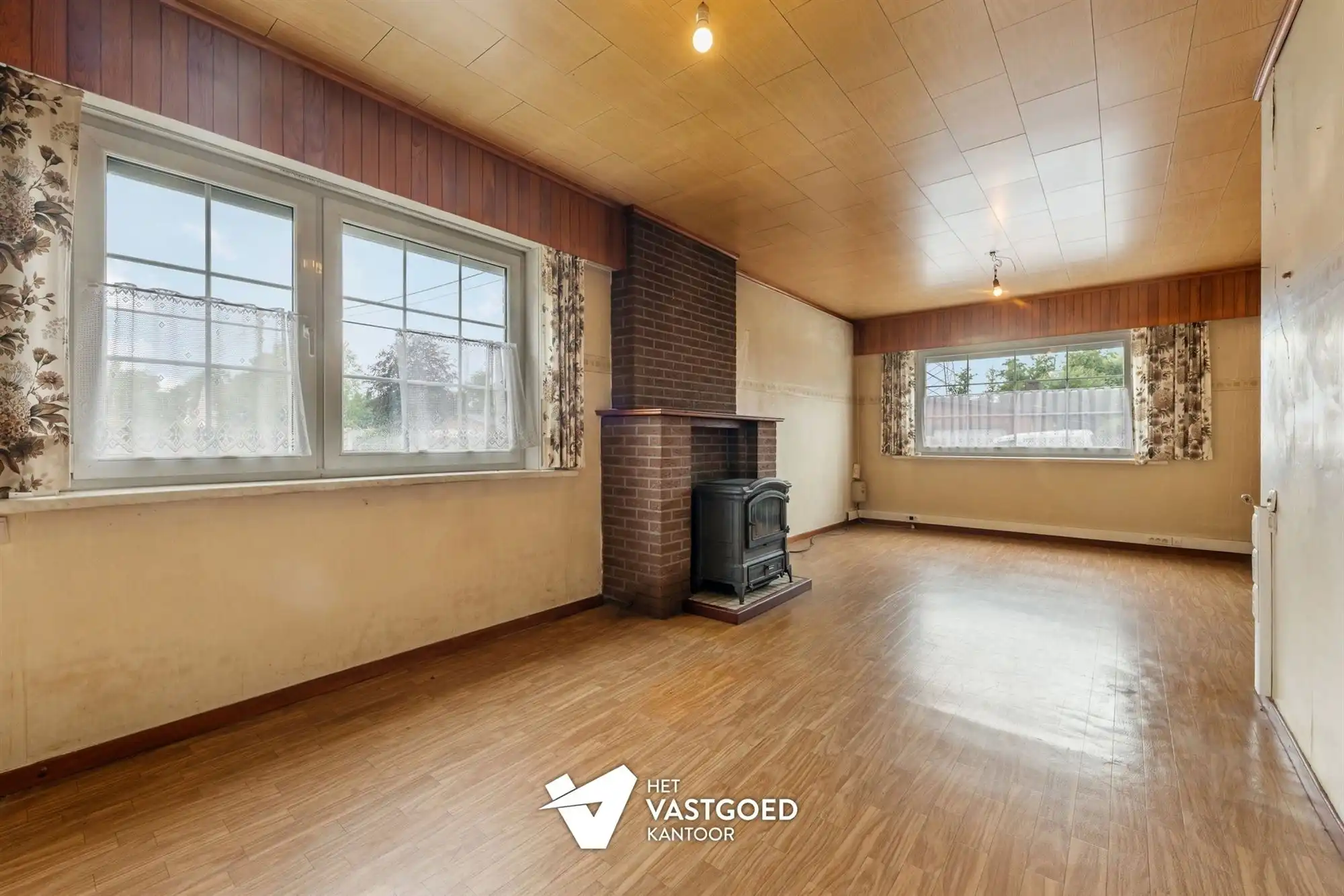 CHARMANTE TE RENOVEREN WONING, RUST GELEGEN OP EEN RUIM PERCEEL VAN 11 ARE. foto 3