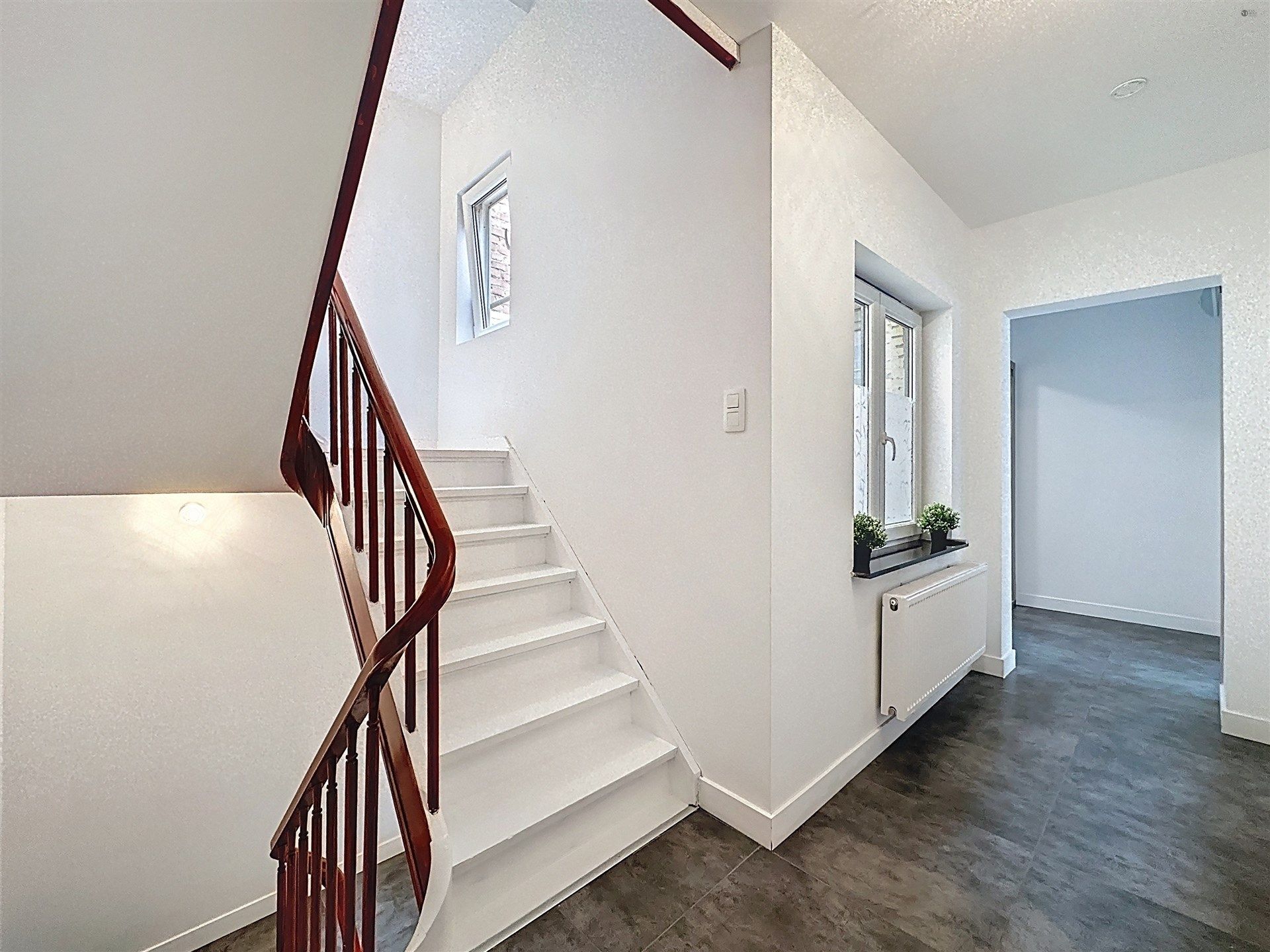 Instapklare halfopen bebouwing met 4 slaapkamers en ruime oprit! foto 6