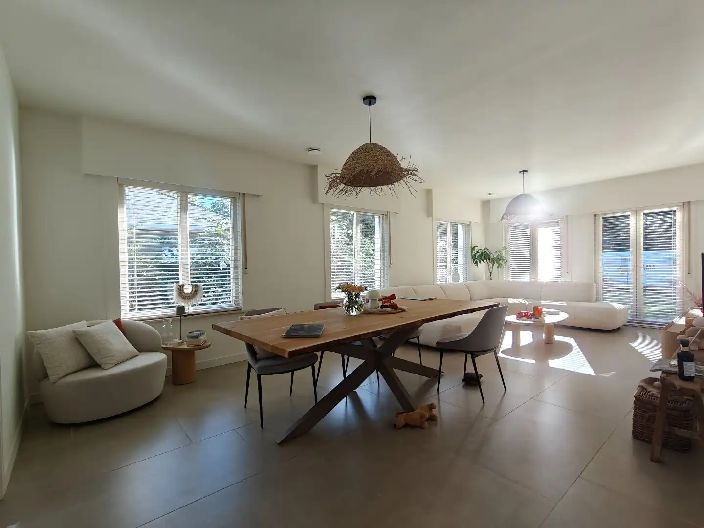 Volledig gerenoveerde bungalow met tuin en dubbele garage te Waasmunster foto 2