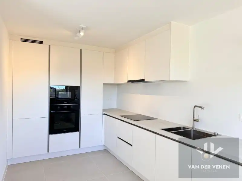 100% GERENOVEERD APPARTEMENT MET 2 SLAAPKAMERS OP TOPLOCATIE foto 2