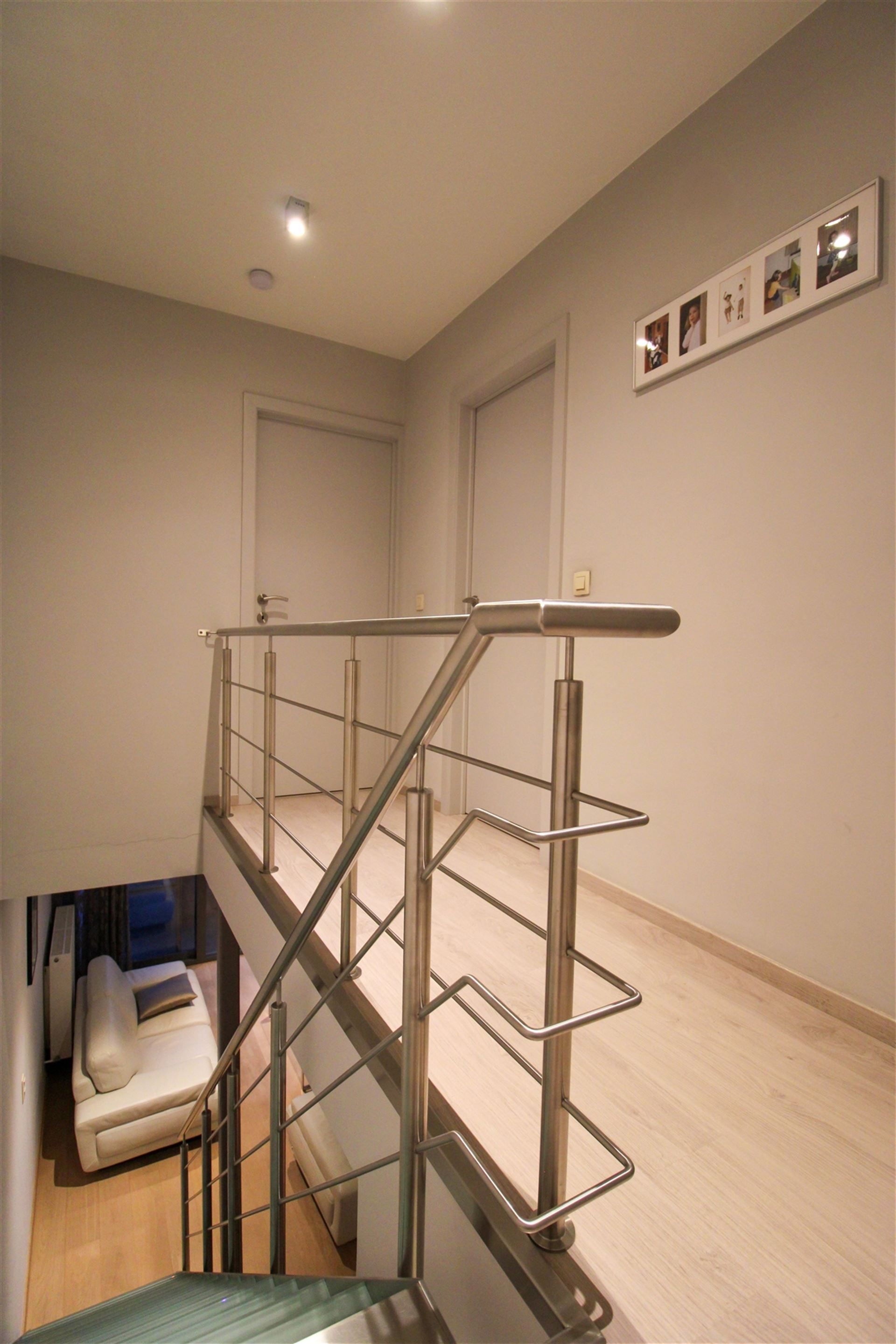 Instapklaar duplexappartement met terras, twee slaapkamers, twee parkeerplaatsen en ruime kelderberging te Maasmechelen! foto 6