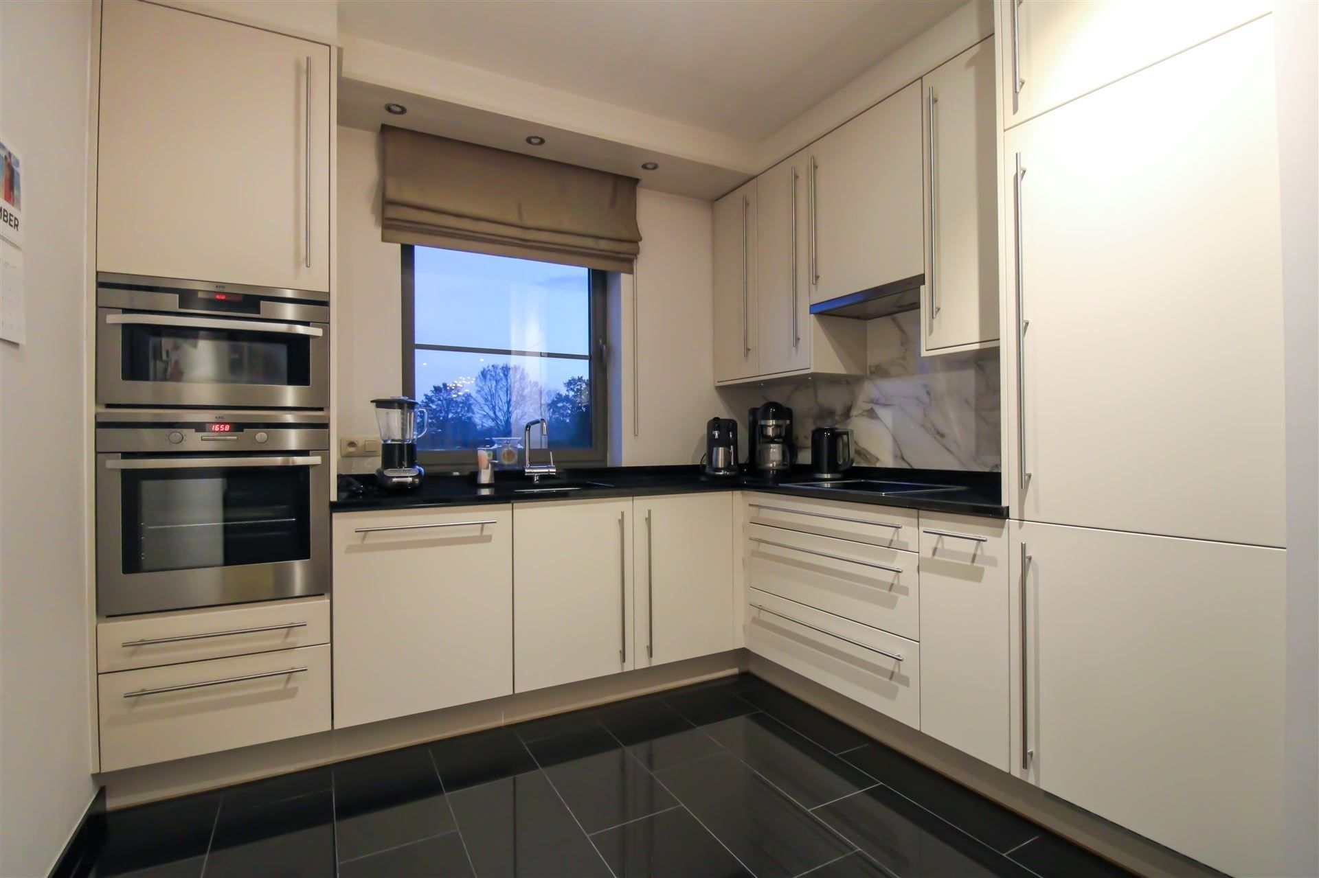 Instapklaar duplexappartement met terras, twee slaapkamers, twee parkeerplaatsen en ruime kelderberging te Maasmechelen! foto 6