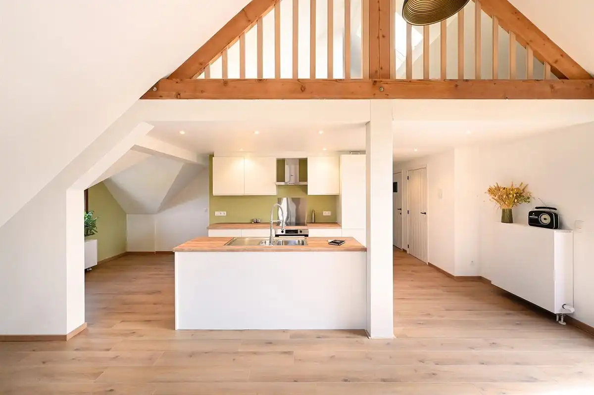 Uniek dakkappartement met zeer grote garage foto {{pictureIndex}}