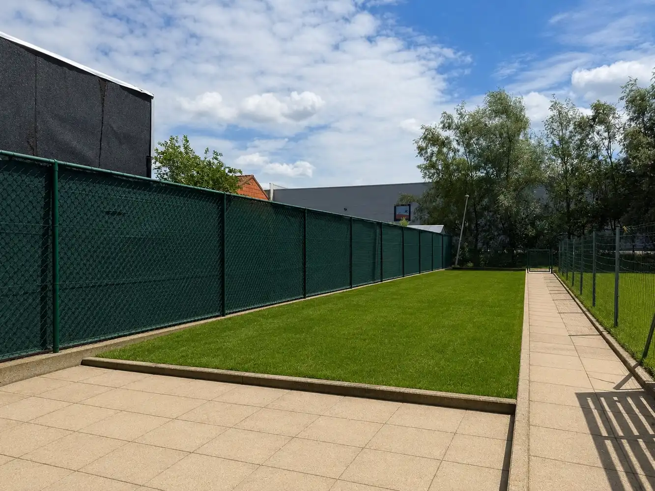 Rustig gelegen wijkwoning met zongerichte tuin foto 8