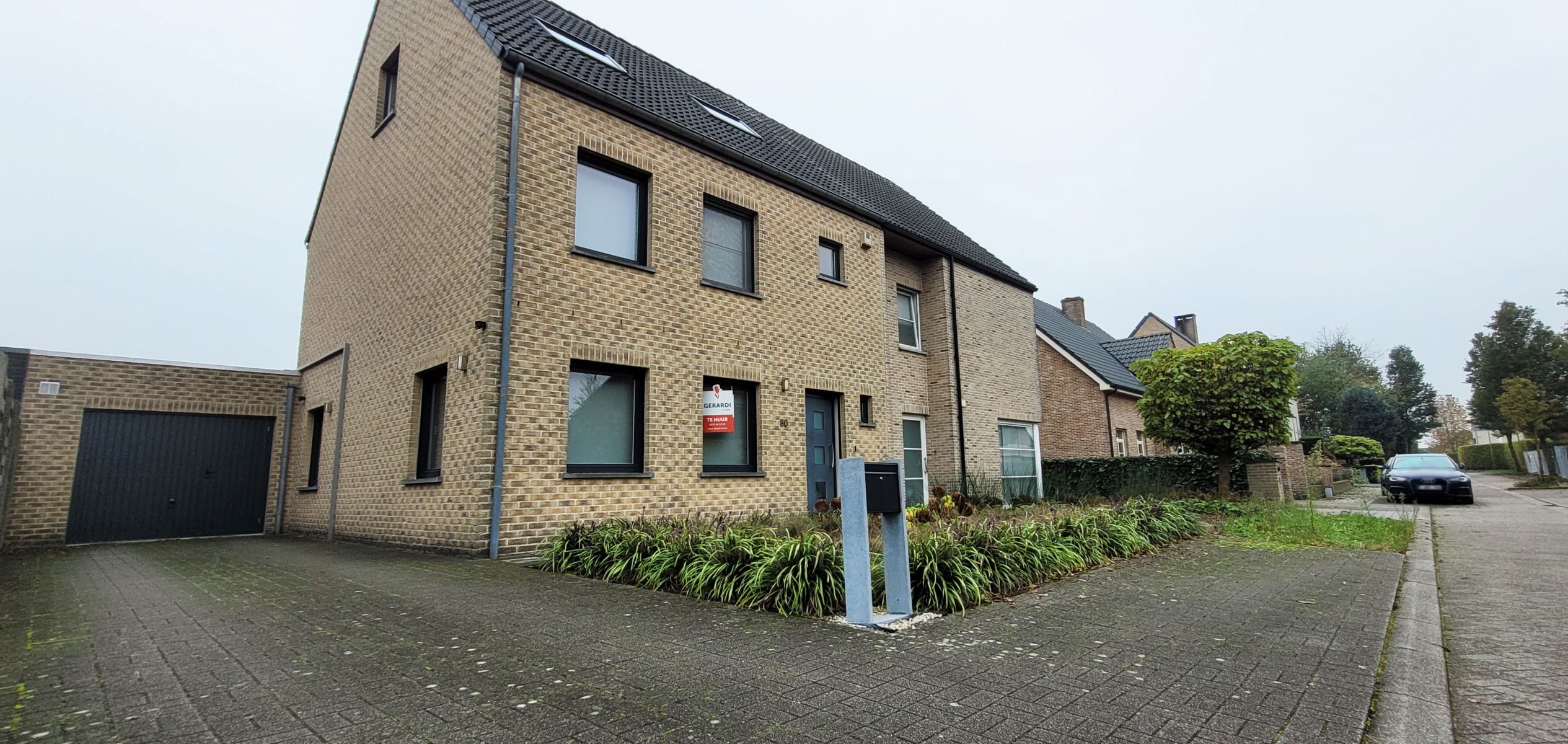 Modern energiezuinige halfopen huis met 4 slaapkamers, voor- en achtertuin in een kindvriendelijke buurt, biedt de perfecte combinatie van rust, veiligheid en kortbij het centrum foto 3