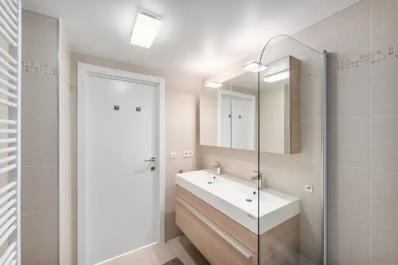 Luxueus appartement met breed terras en zijdelings zeezicht foto 7