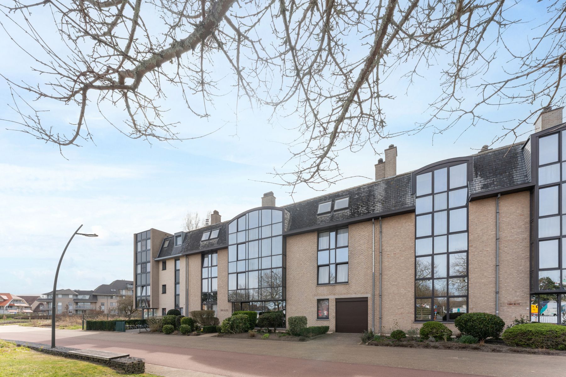 Gesloten garagebox in centrum Koksijde-Bad foto 2