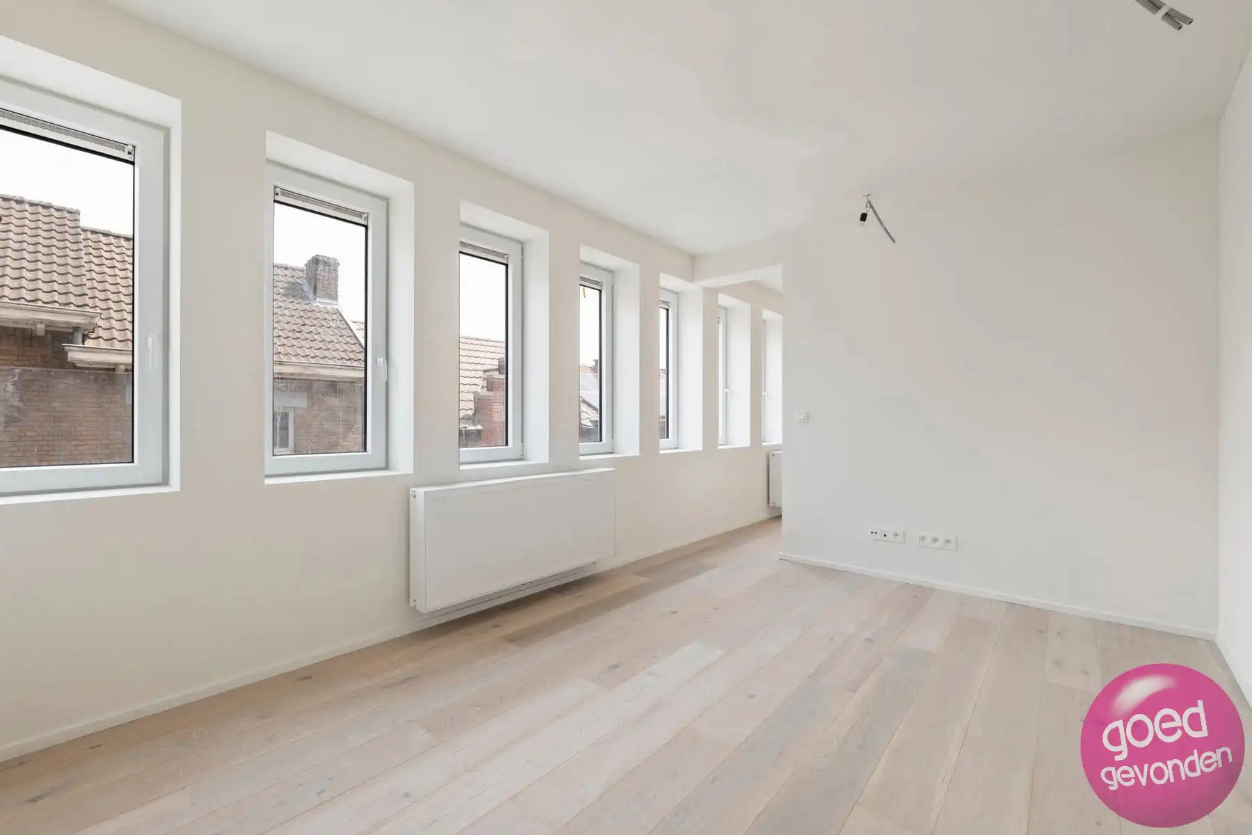 NIEUW APP - 1of2 SLK - TERRAS - KELDER - CENTRUM - GEEN BTW foto 9