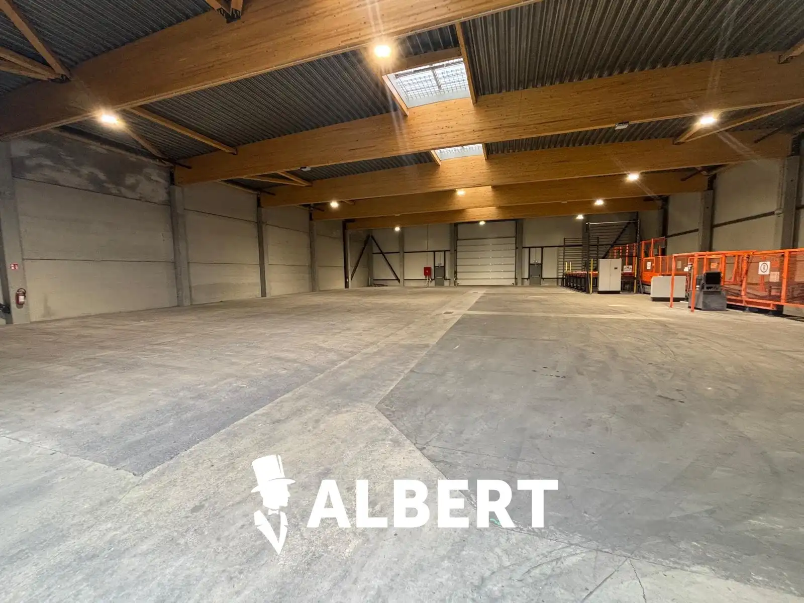 Industriële site met kantoorgebouw en hallen foto 16