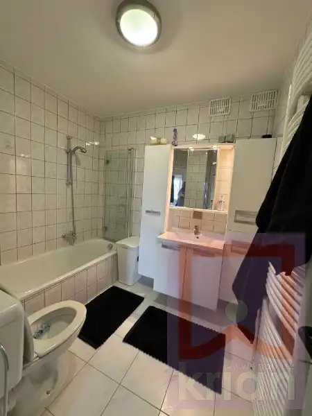 BEMEUBELD - Ruim 2-slaapkamer appartement met terras en garage. foto 6