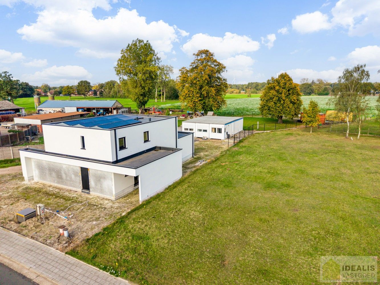 IDEALIS VASTGOED – RUIME (CASCO/VERDER AF TE WERKEN) NIEUWBOUWVILLA MET DE PERFECTE INDELING, EEN HEERLIJKE LEEFRUIMTE, KANTOOR, EXTRA RUIME BERGING, 3 RUIME SLAAPKAMERS, 3 BADKAMERS, CARPORT EN OVERDEKT TERRAS OP EEN RIANT PERCEEL VAN MAAR LIEFST 29A 51CA MET VRIJE ZICHTEN EN DE PERFECTE ORIENTATIE! foto 31