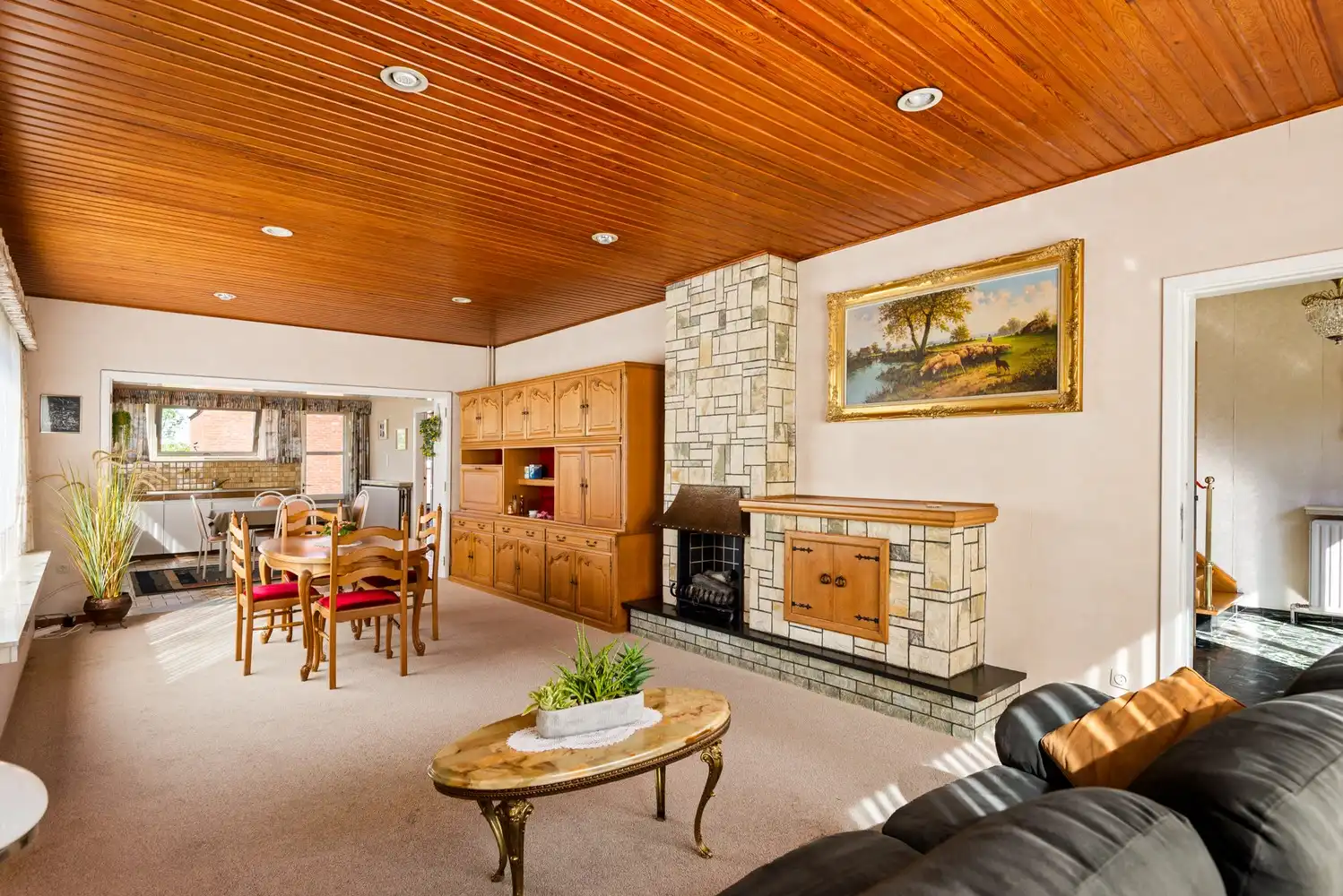 Ruime te renoveren woning met achterliggend weiland (4042m²) te Oelegem! foto 4