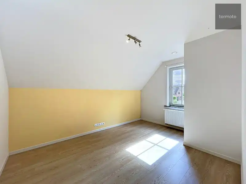 Ruime halfopen woning foto 21