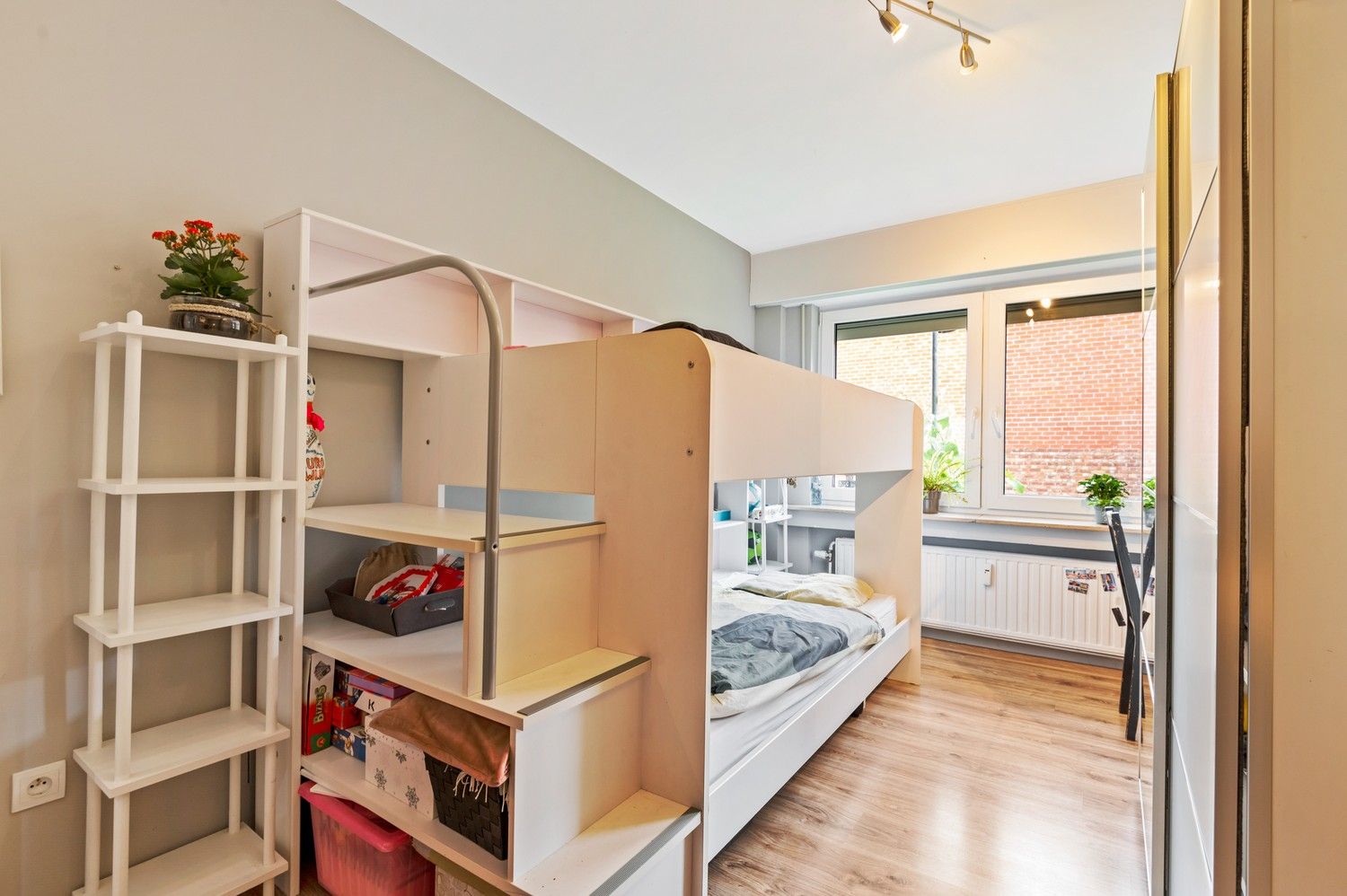 Instapklaar appartement met 3 slaapkamers, mooi terras, tuin en garagebox op toplocatie in Borgerhout! foto 13