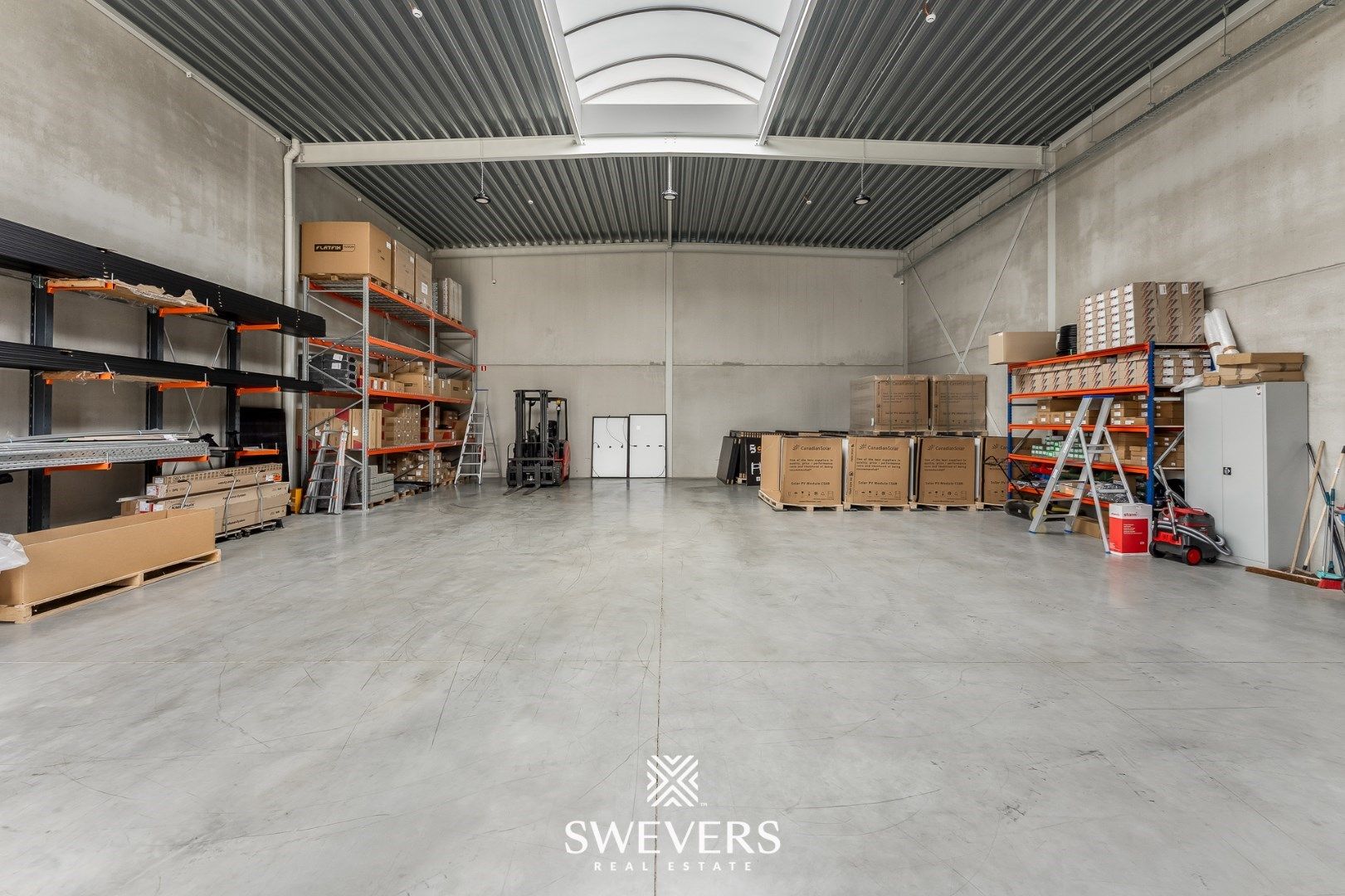 Functionele industriehal met drie autostaanplaatsen te Ham foto 4