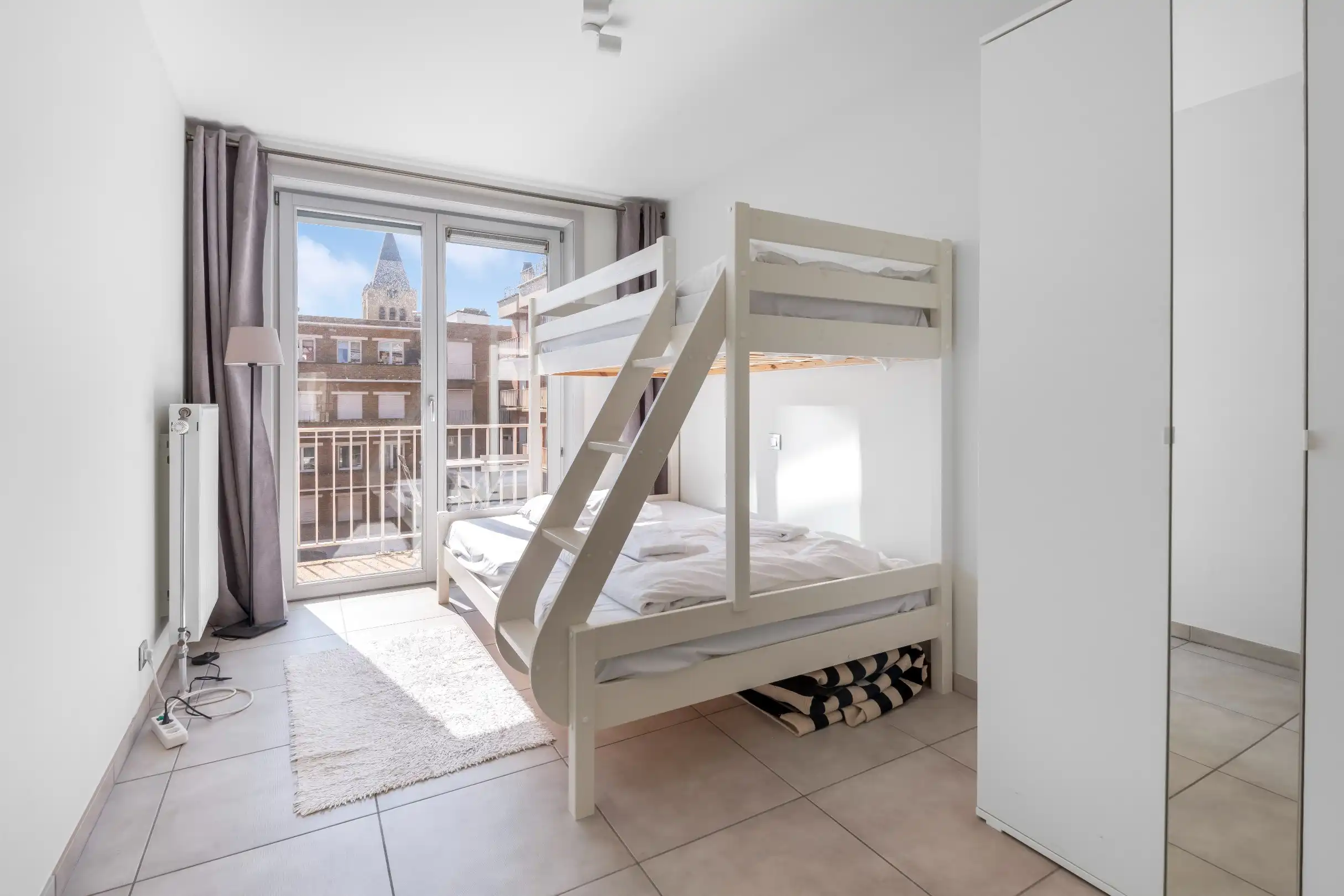 Mooi, instapklaar appartement gelegen vlakbij de Dumortierlaan en de Zeedijk. Inpandige garage te koop ! foto 16