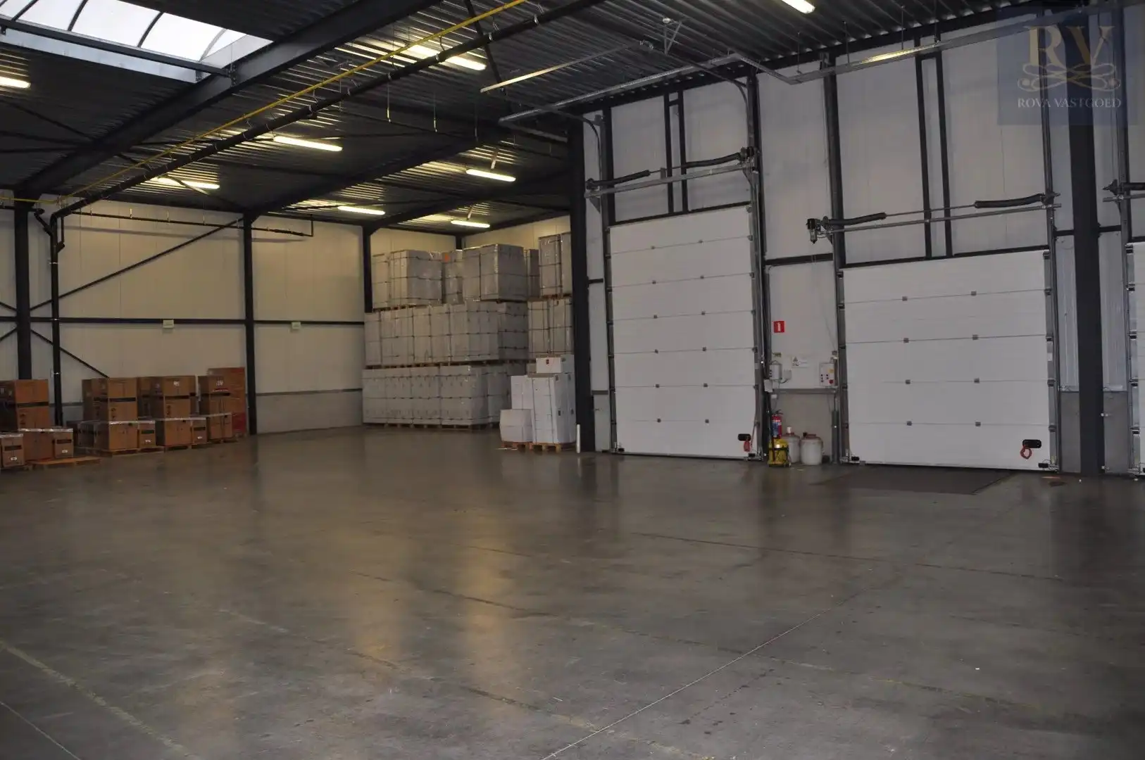 OPSLAGLOODS VAN +-926 M² MET LAADKADE EN POORTEN OP EEN CENTRALE LOCATIE IN ZONHOVEN foto 7