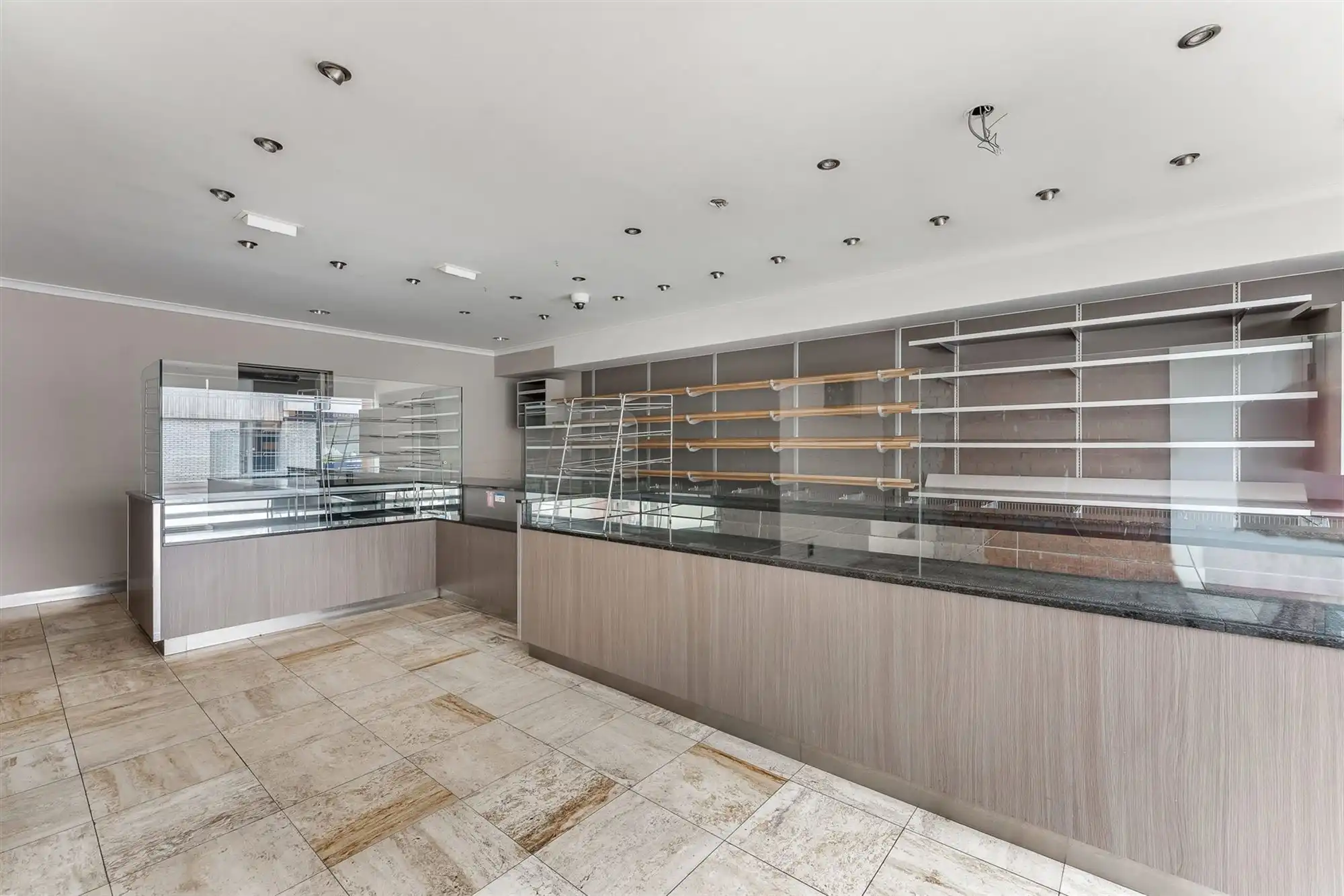 CENTRAAL GELEGEN, RUIM HANDELSPAND MET WOONST (415M²) TE BALEN foto 4