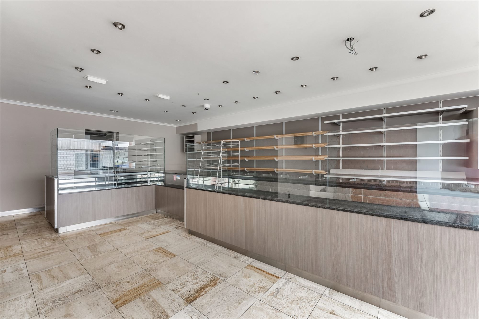 CENTRAAL GELEGEN, RUIM HANDELSPAND MET WOONST (415M²) TE BALEN foto 4