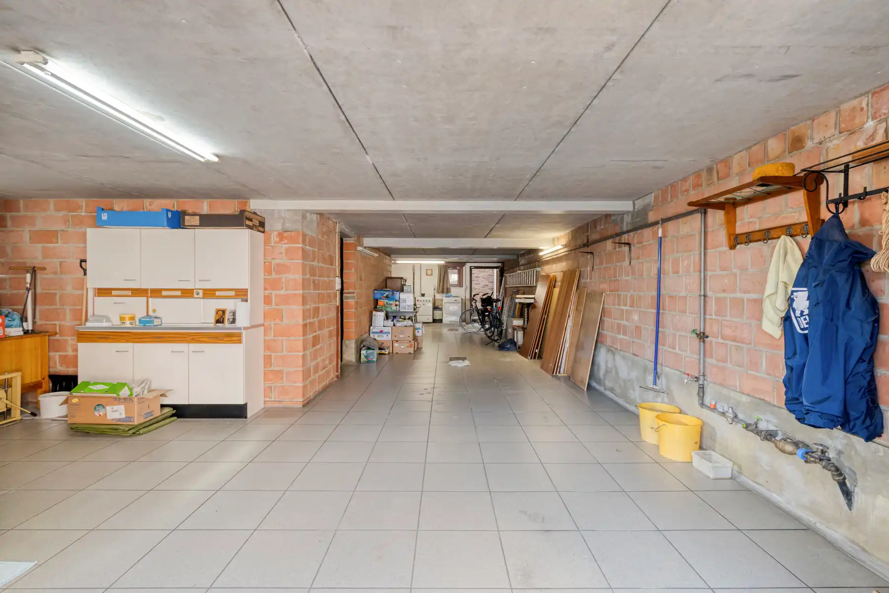 Te moderniseren ruime en solide 3-gevelwoning met grote tuin foto 23