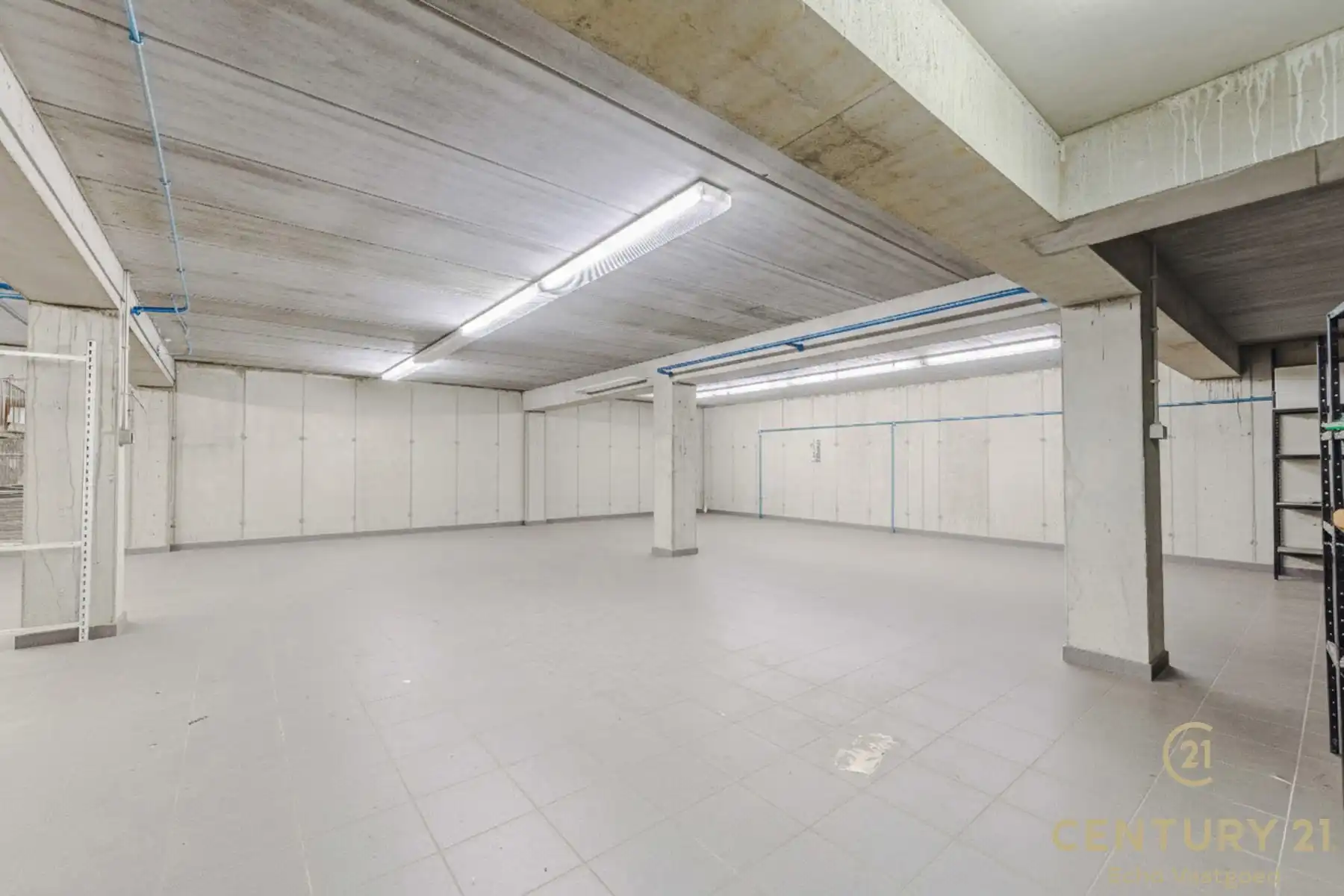 Topgelegen handelspand met magazijn en privatieve parking foto 11