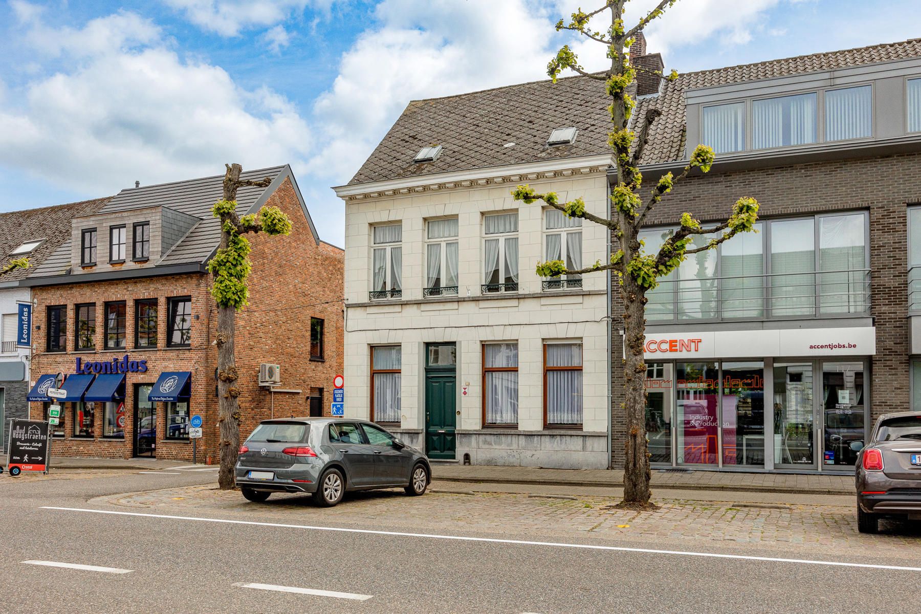 Charmant te renoveren herenhuis op een topligging in het centrum van Hoogstraten.  foto 1