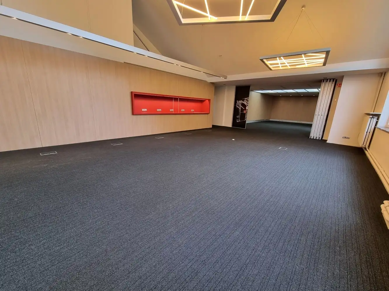 Kantoorgebouw met magazijnruimte, bruto vloeropp 1770 m² op een perceel gelegen van 49a85ca. foto 4