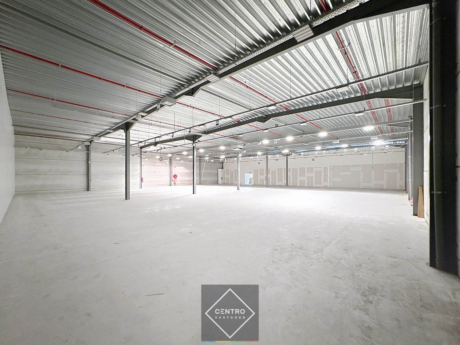 Instapklare OPSLAGRUIMTE (1.200m² - eventueel opsplitsbaar), toegankelijk voor opleggers langs De Torhoutsesteenweg (achter "Juntoo") te Oostende! Gemeenschappelijke parkeermogelijkheid rondom de gebouwen! foto 7