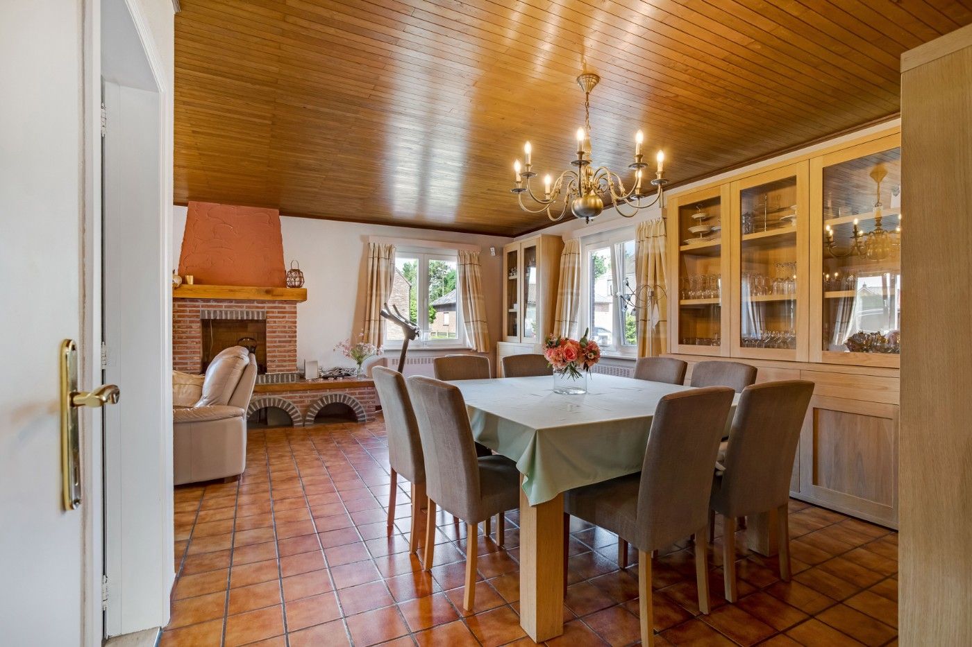 Vrijstaande, charmante woning met 3 grote slpk. en garage op 398 m² foto 6