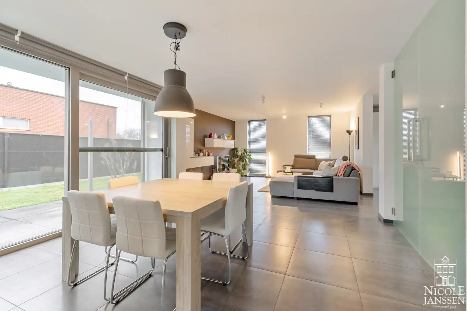 Energiezuinige moderne woning met zonnepanelen en ingesloten tuin foto 6