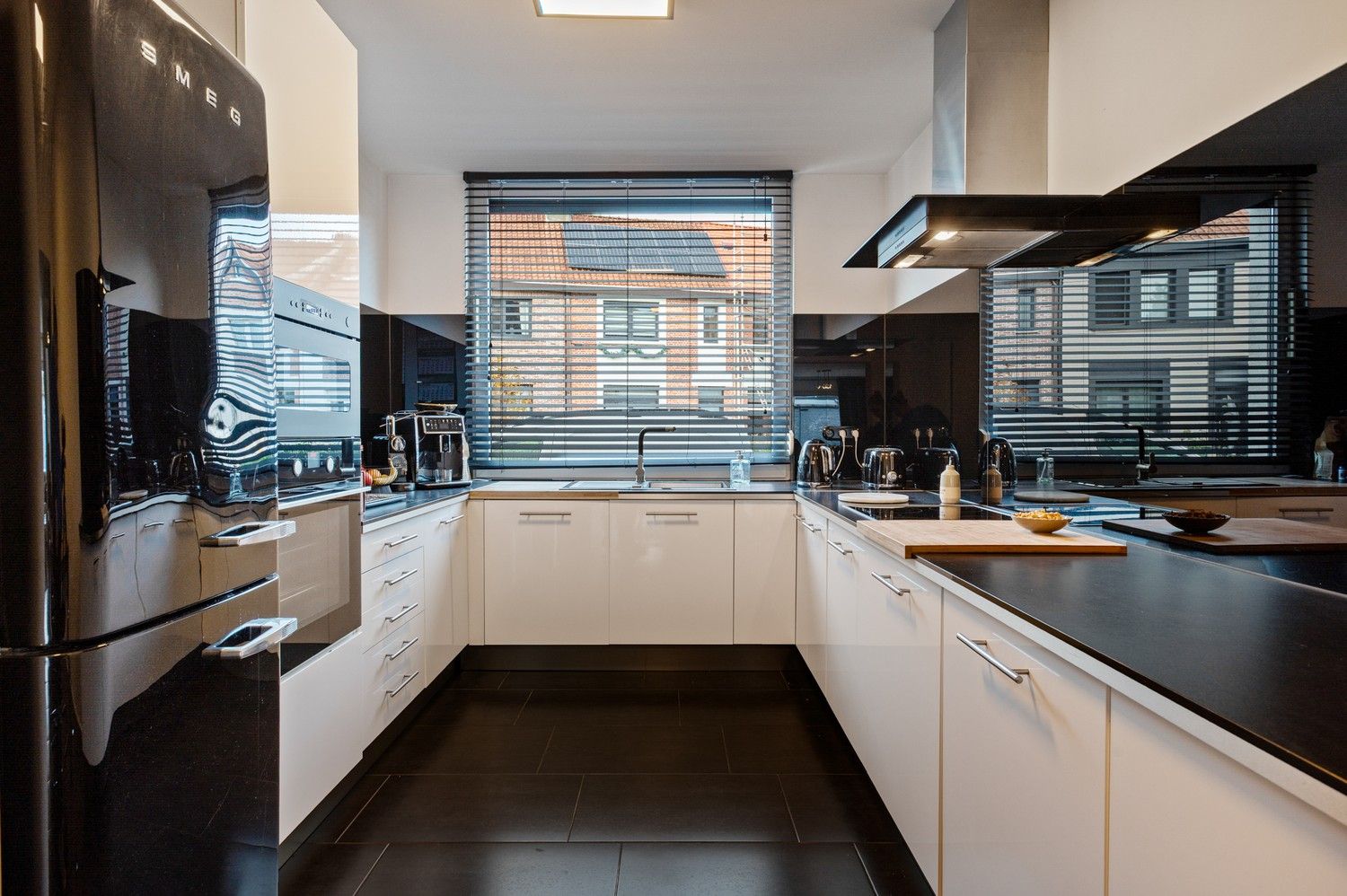 Instapklare woning met 4 slaapkamers, garage en tuin te Berchem! foto 9