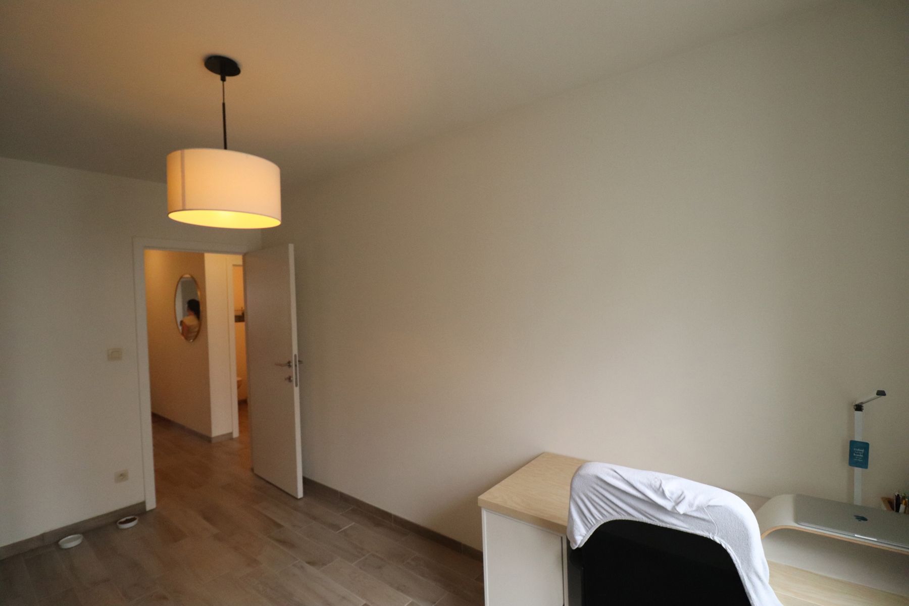 Een appartement op de eerste verdieping rechts met 2 slaapkamers, lift, terras en carport foto 10