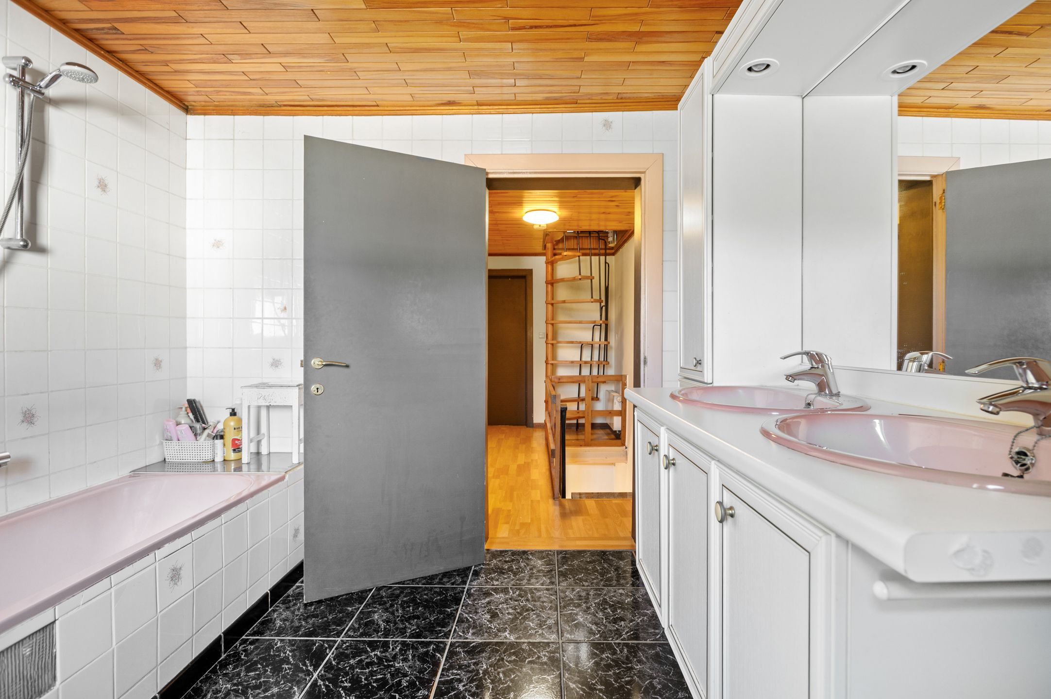 Instapklare woning met 4 slaapkamers, terras, tuin en garage foto 15