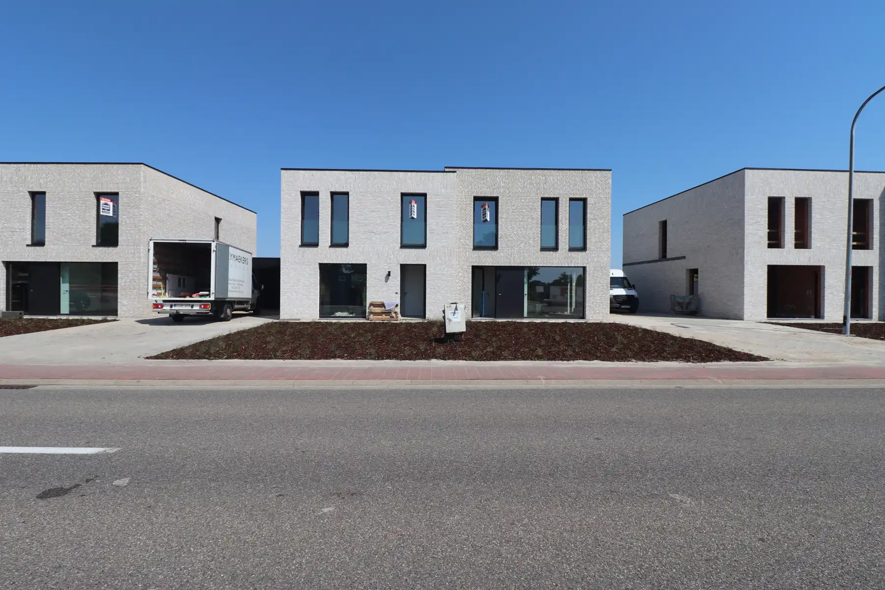 Energiezuinige nieuwbouwwoning met 4 slaapkamers, terras tuin en carport. foto {{pictureIndex}}