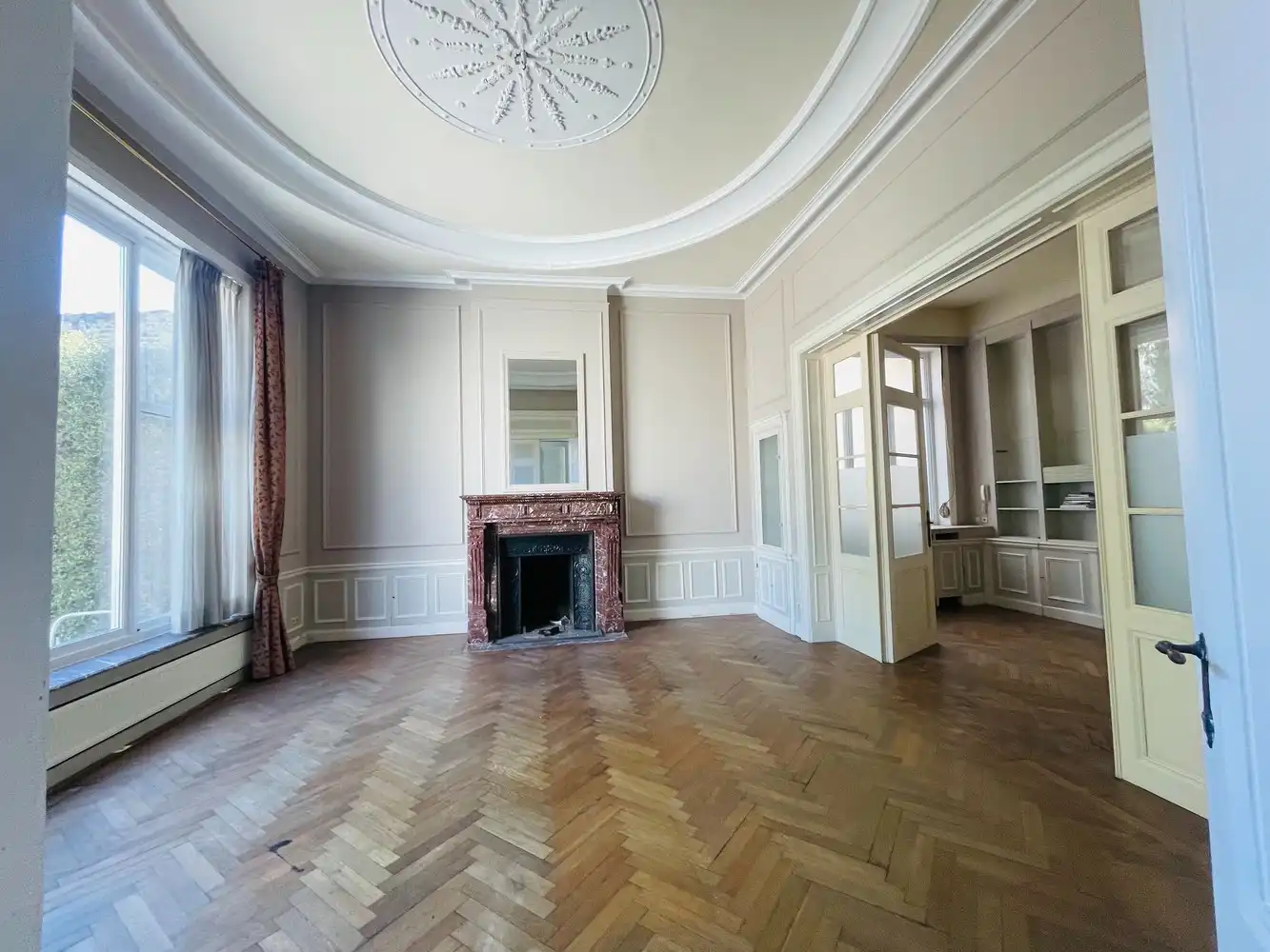 Brugge&nbsp; Aan de SINT-ANNAREI , Unieke , EXCLUSIEVE SALONS/ KANTOORUIMTES (+- 160m²) in een HERENHUIS vooraan met&nbsp; zicht op de Sint-Annarei, achteraan zicht op een grote gemeenschappelijke tuin met oude bomen.&nbsp; Parkingplaats. foto 6