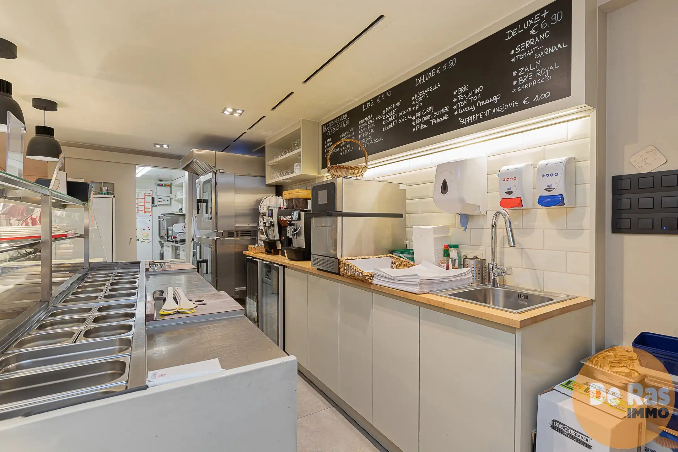 HERZELE – Florerende broodjeszaak op toplocatie met terras foto 7