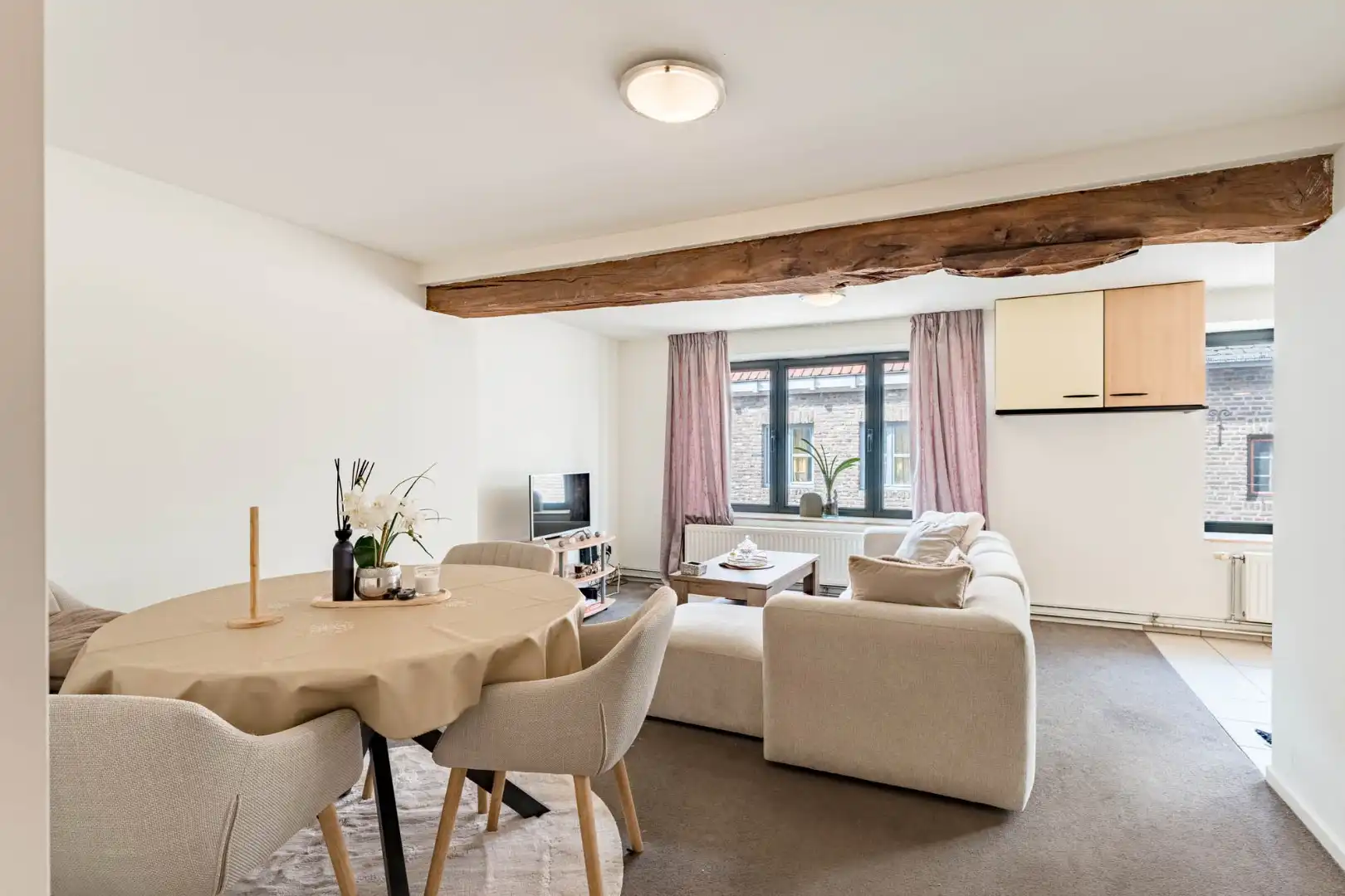 Comfortabel appartement op de 2de verdieping van een kleinschalige residentie op een steenworp van de historische markt!  foto 2