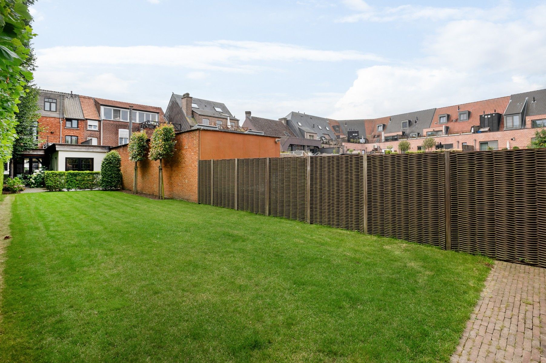 Opbrengsteigendom met handelspand en duplex appartement in het centrum van ’s-Gravenwezel foto 14