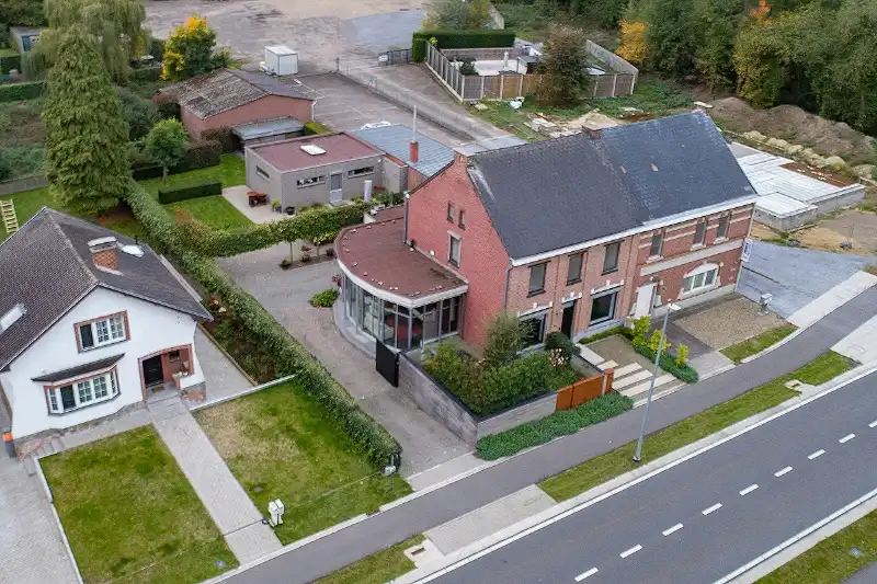 Knap afgewerkte, energiezuinige en ruime woning met vier slaapkamers, guesthouse/praktijkruimte op een centrale (maar toch bosrijke!) locatie te As foto 3