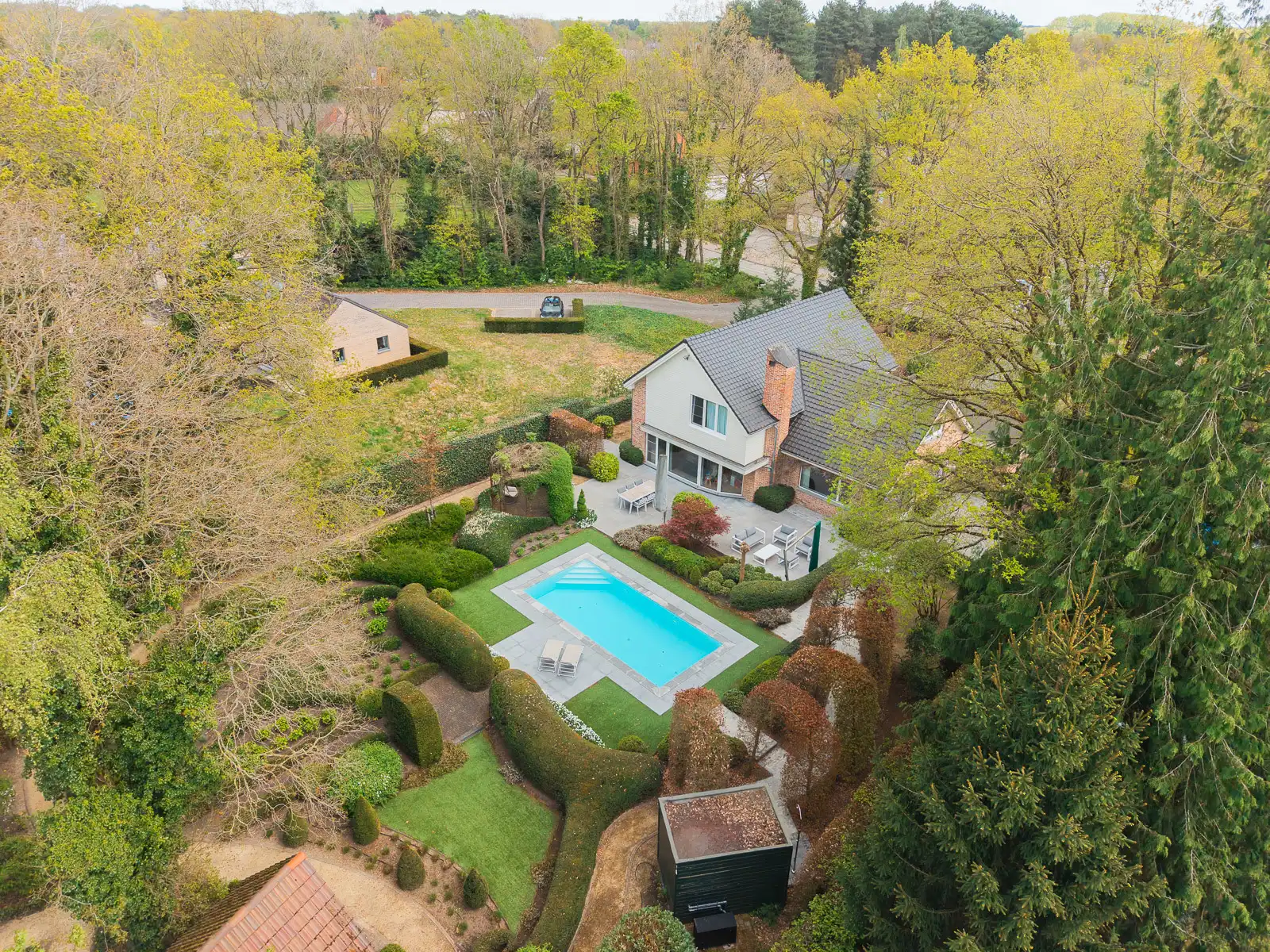 Prachtige villa op een toplocatie in het groen foto {{pictureIndex}}