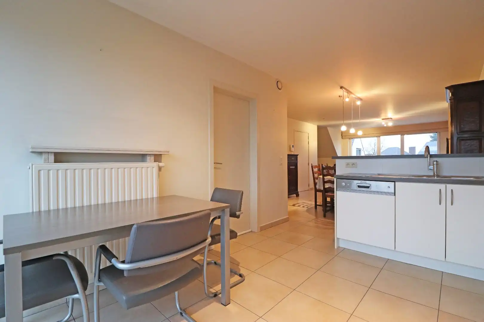 Lichtrijk appartement met carport foto 3