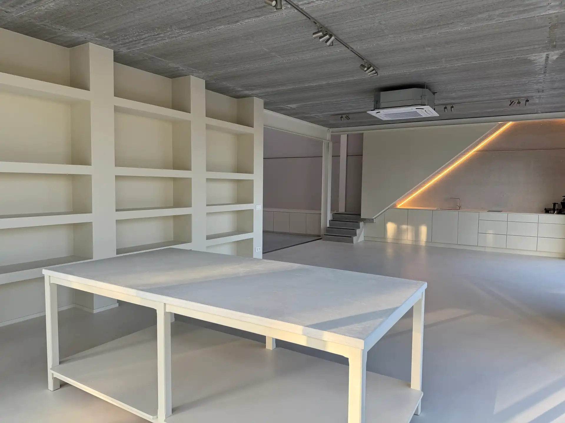 MODERNE KMO-UNIT MET SHOWROOM/KANTOOR IN GENK foto 2