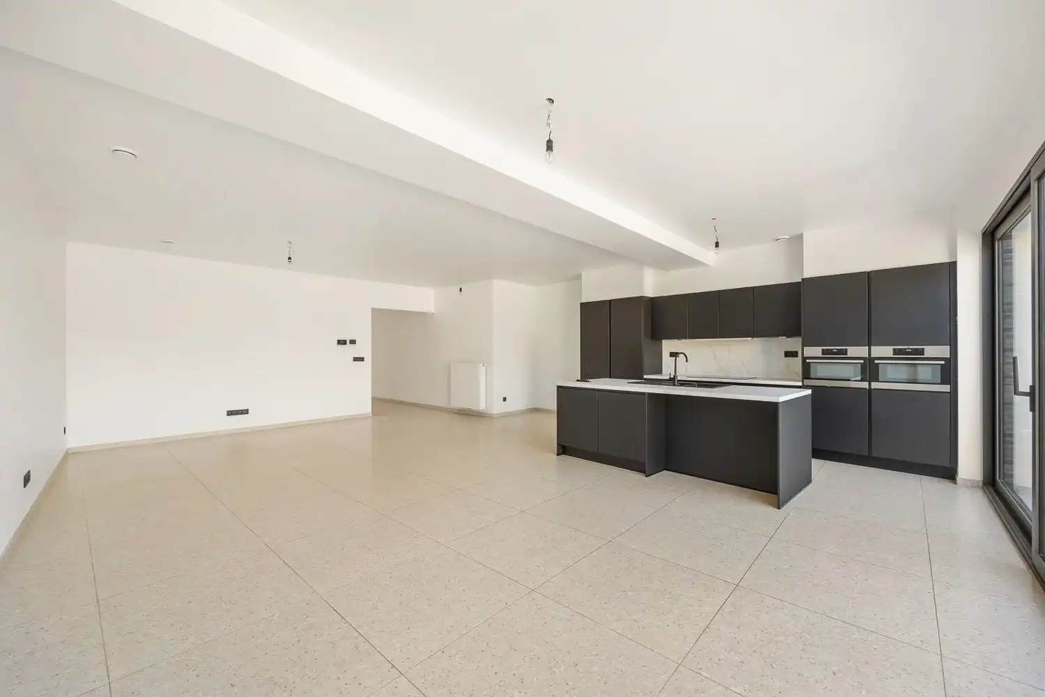 Modern gelijkvloers appartement met een zeer grote tuin (±200m²)  in hartje Sint-Niklaas! foto 9