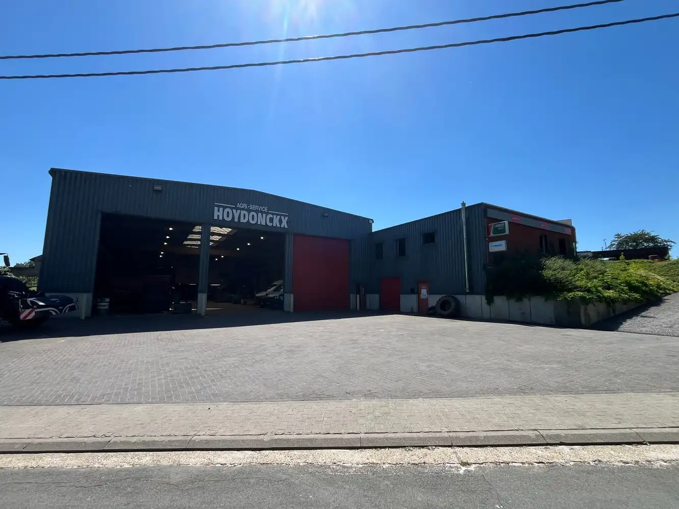 Bedrijfsgebouw met showroom foto 2