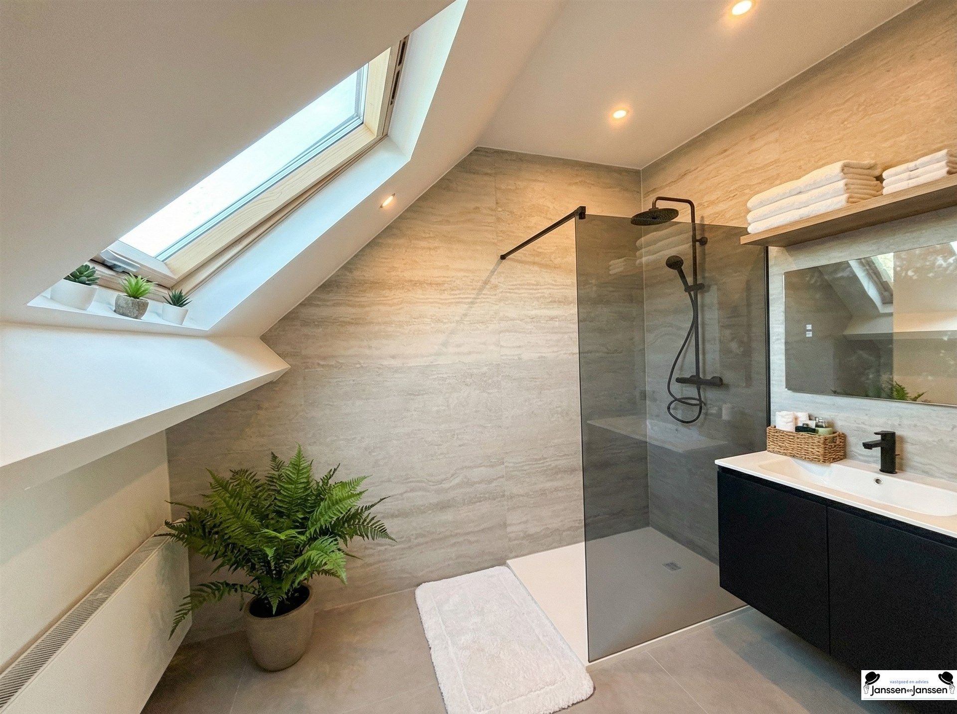 Instapklare woning met 4 slaapkamers, 2 badkamers, rustig gelegen foto 11