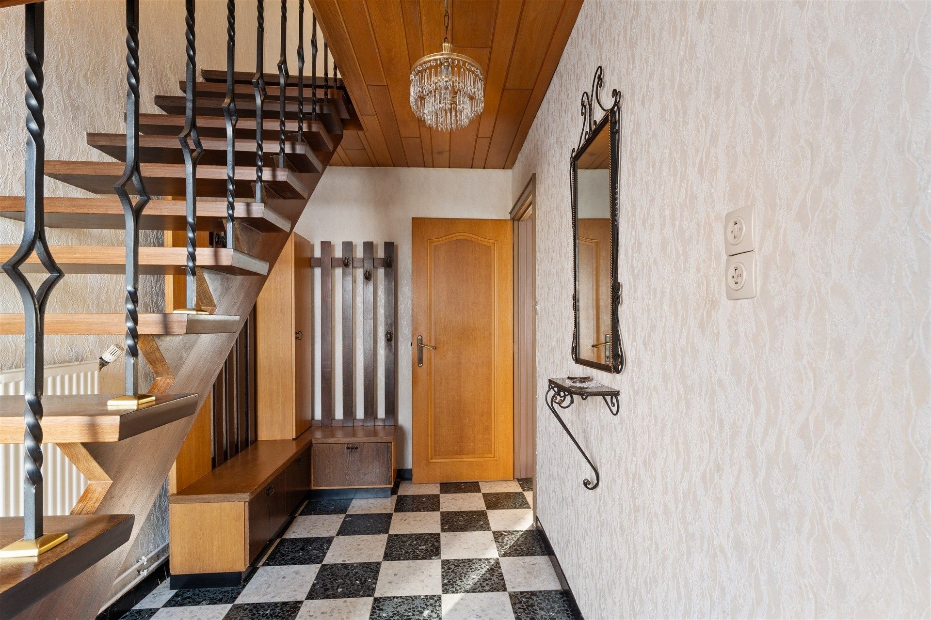 op te knappen woning met leuke tuin en inpandige garage. foto 2