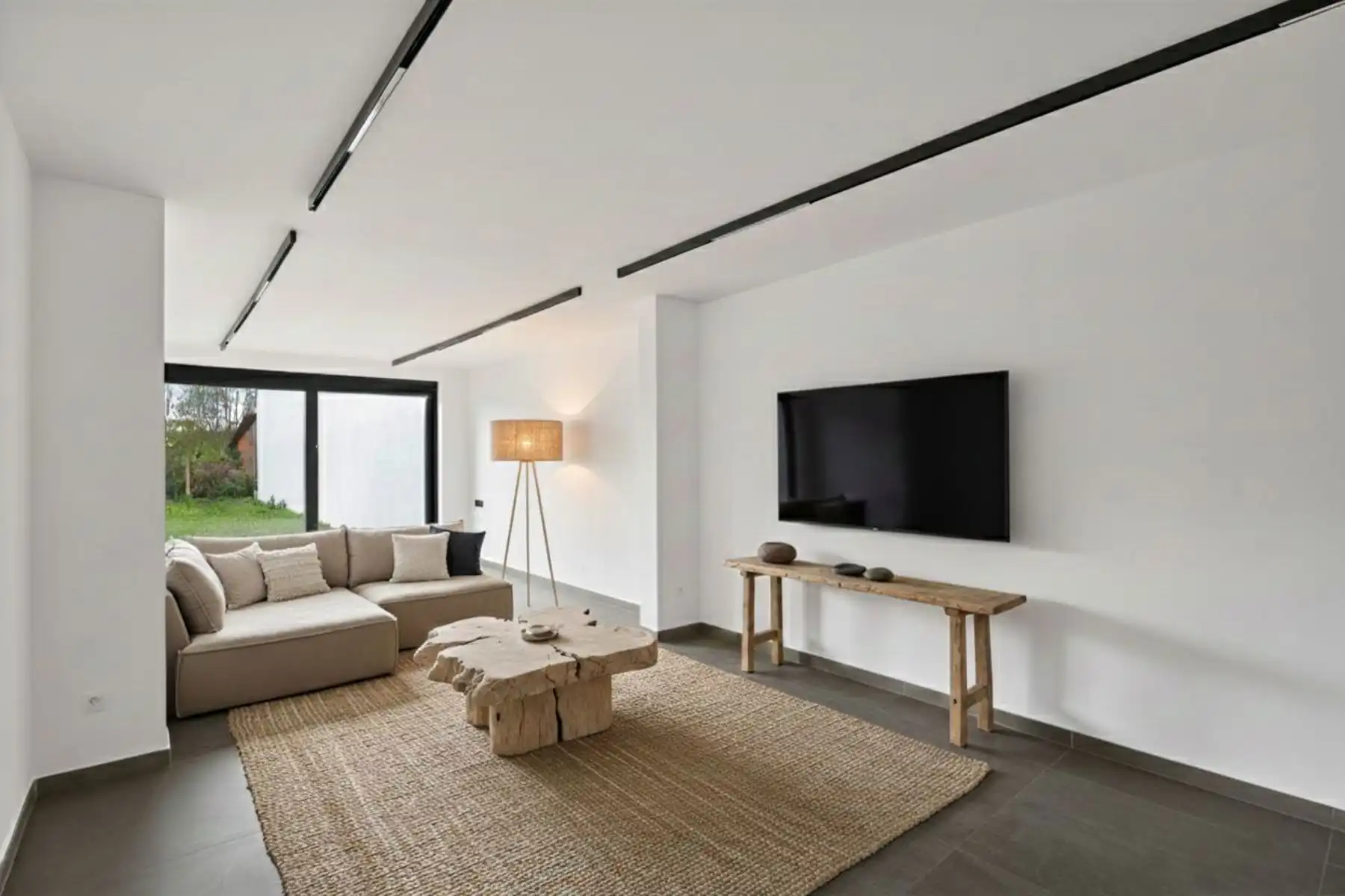 Modern comfort in een tijdloze halfopen bebouwing foto {{pictureIndex}}