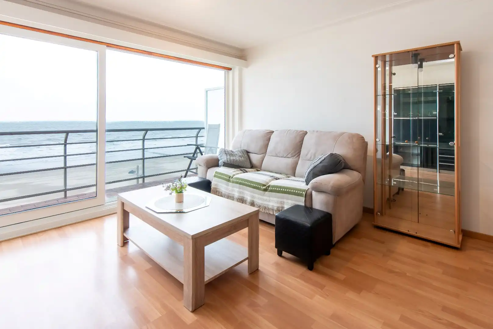 Ruime studio op de Zeedijk van Middelkerke op de vierde verdieping met aparte slaaphoek foto 2