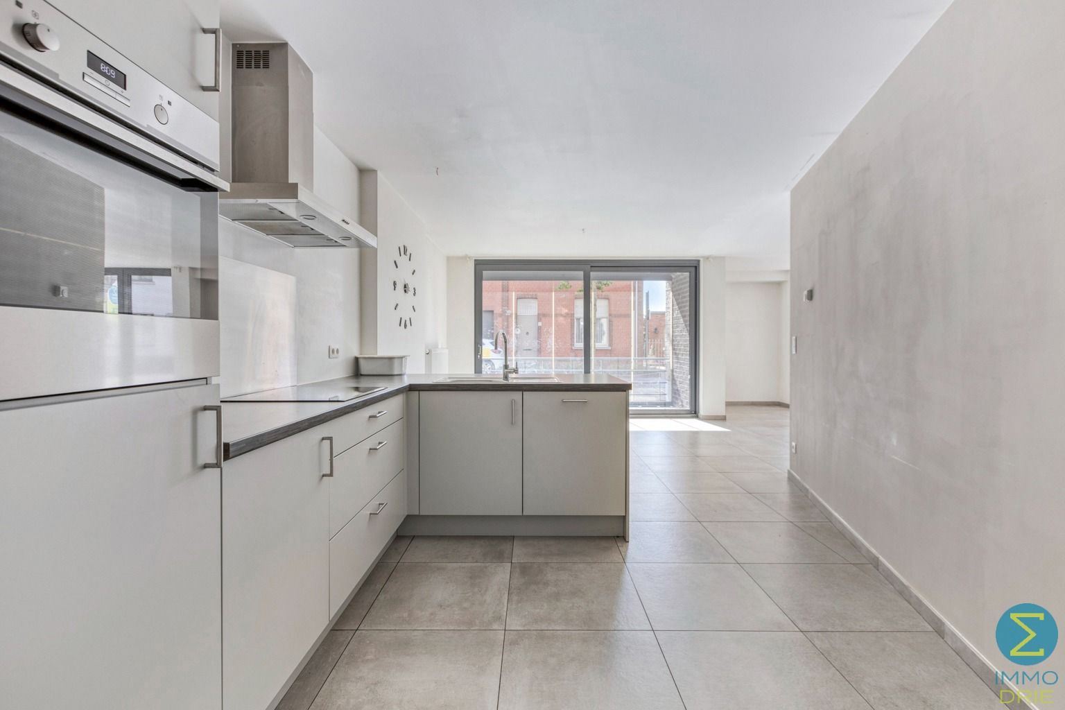 Centraal gelegen ruim gelijkvloers appartement met garage foto 6