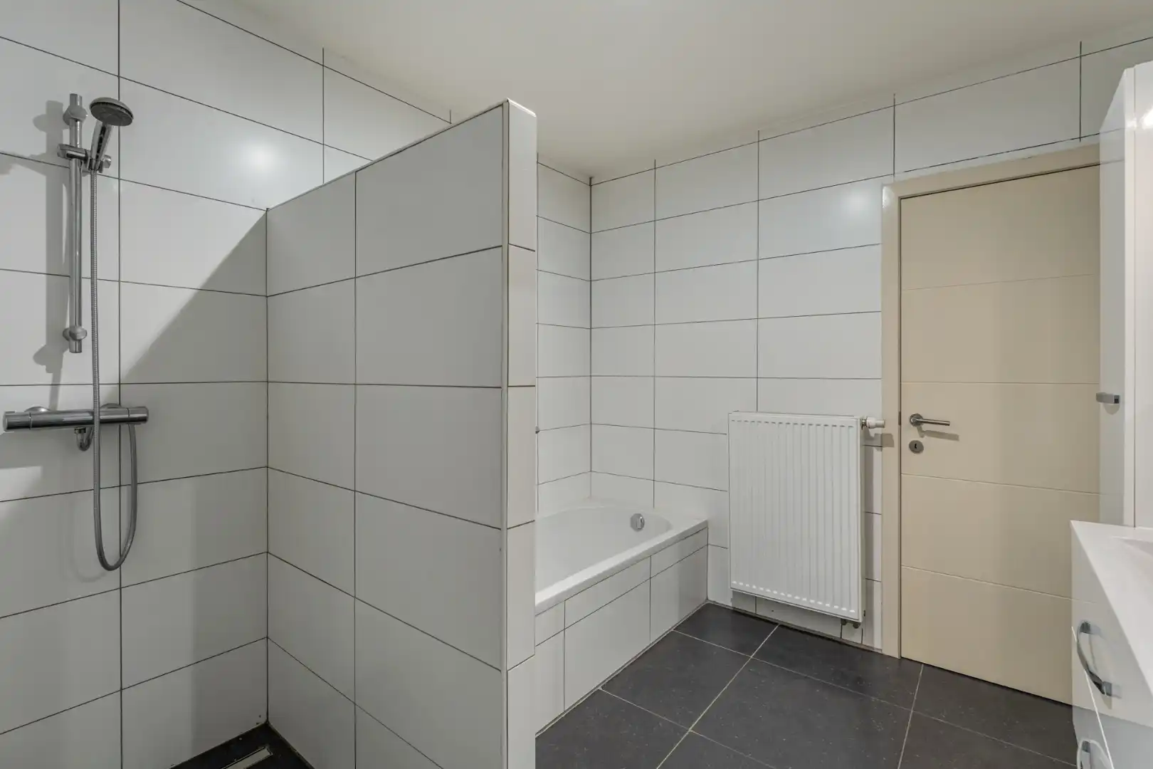 Exclusief penthouse met ruim terras, 2 slpk, extra brede autostaanplaats, centrum Houthalen foto 24
